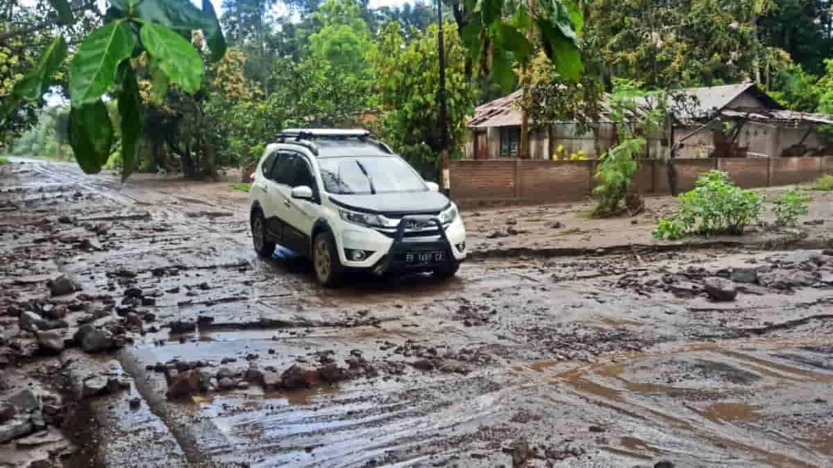 Banjir Lahar Dingin Lewotobi Laki-laki Tutup Akses Jalan Trans Flores