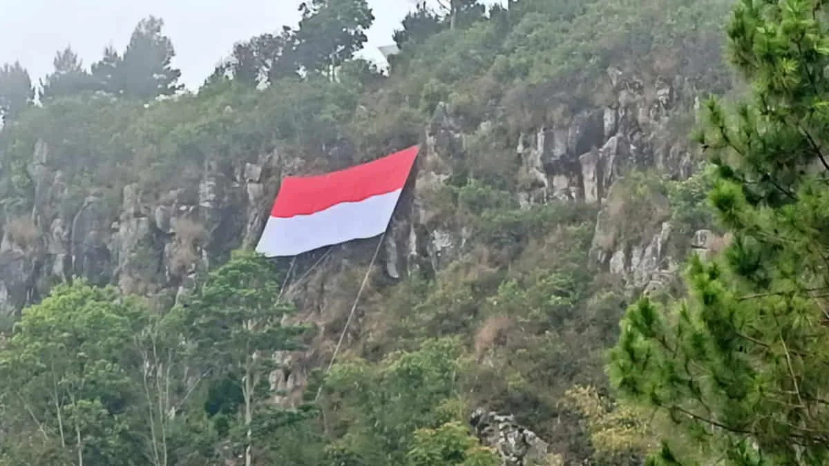 Bendera Merah Putih Raksasa Berkibar di Tebing Gunung Batu Bandung Barat Setinggi 300 Meter