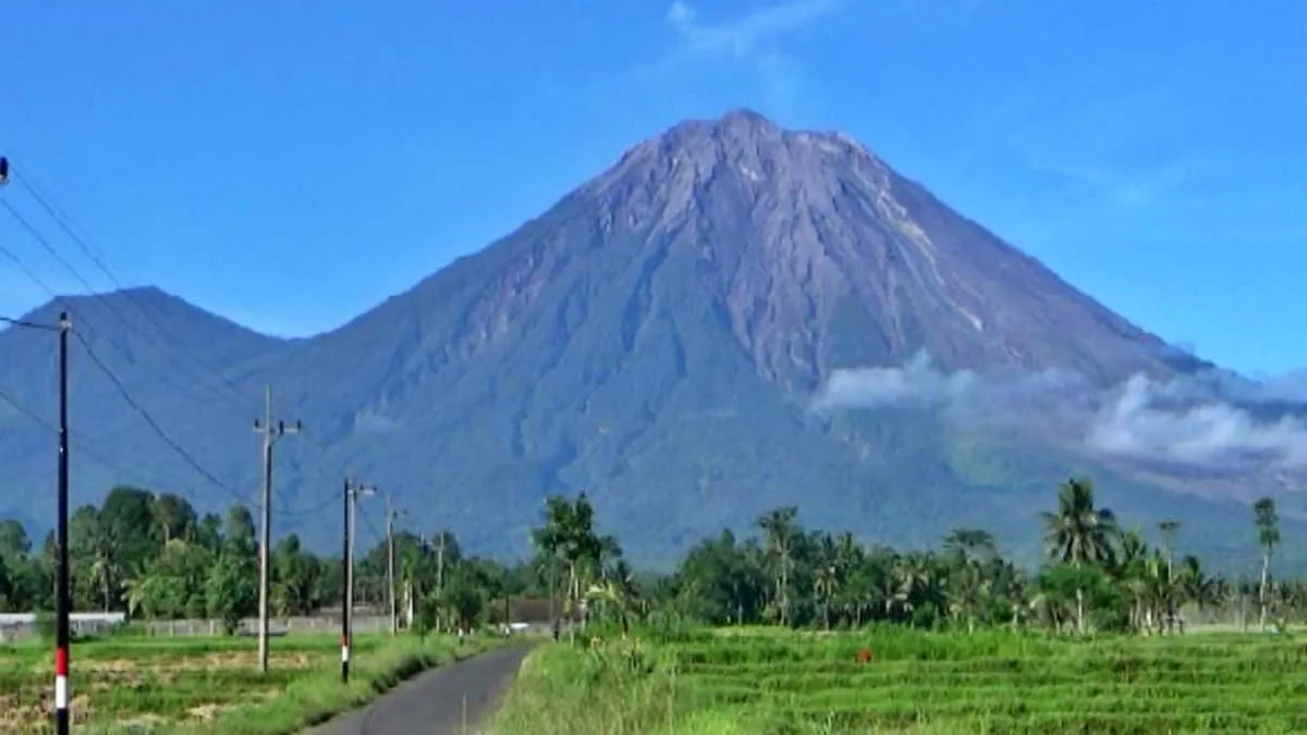 Gunung Semeru Kembali Tunjukan Aktivitas Vulkanik, Pemkab Lumajang Perpanjang Status Kebencanaan