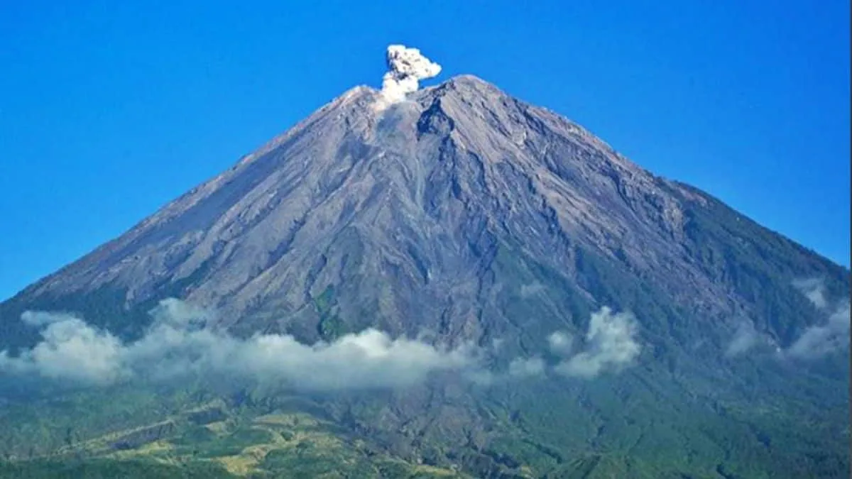 Gunung Semeru Kembali Tunjukan Aktivitas Vulkanik, Semburkan Kolom Abu Setinggi 1000 Meter di Atas Puncak