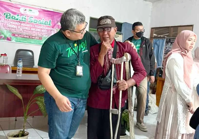 Pegadaian Kanwil Jabar Salurkan 100 Paket Sembako untuk Lansia di Indramayu, Kenalkan Literasi Digital TRING!