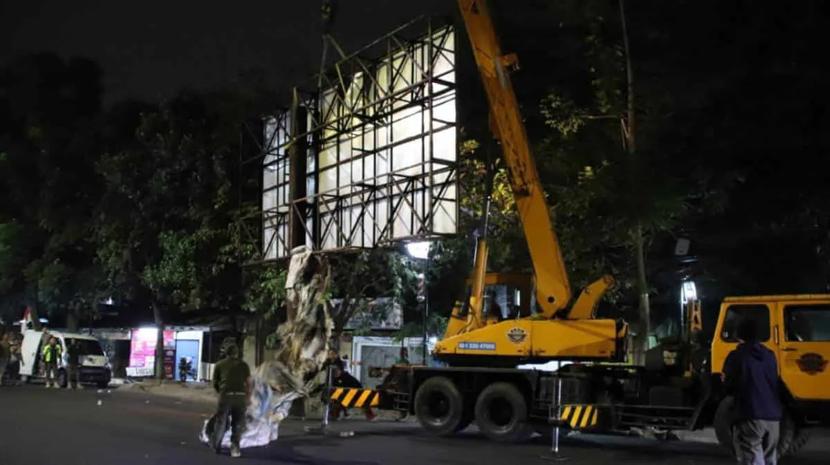 Pemkot Bandung Larang Pemasangan Reklame di Trotoar hingga Median Jalan
