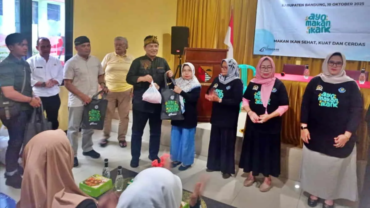 Rangkaian HUT Partai Golkar, Anggota DPR RI dan DPD Golkar Kabupaten Bandung Gelar Bakti Sosial