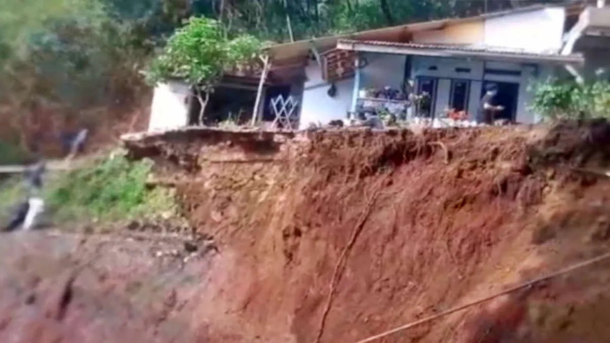 Tanggul irigasi longsor di Kutawaringin, Kabupaten Bandung, beberapa waktu lalu. Pemkab Bandung terus mengintensifkan langkah antisipasi dan mitigasi bencana guna menghadapi masa peralihan dari musim kemarau ke musim hujan. Foto: dok. BPBD Kab.Bandung/