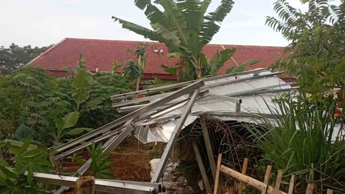 Angin puting beliung memporak-porandakan atap rumah warga di Kelurahan Padasuka Cimahi, Jawa Barat. Foto: Adi/trustjabar