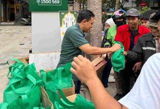 Pegadaian Jabar Bagikan 1200 Paket Takjil Selama Ramadan