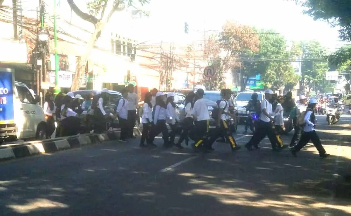 Sejumlah pelajar di Kota Cimahi melakukan walking tour ke sejumlah destinasi bersejarah sebagai pengganti study tour yang dilarang Gubernur Jabar. (Foto: Adi H/trustjabar)