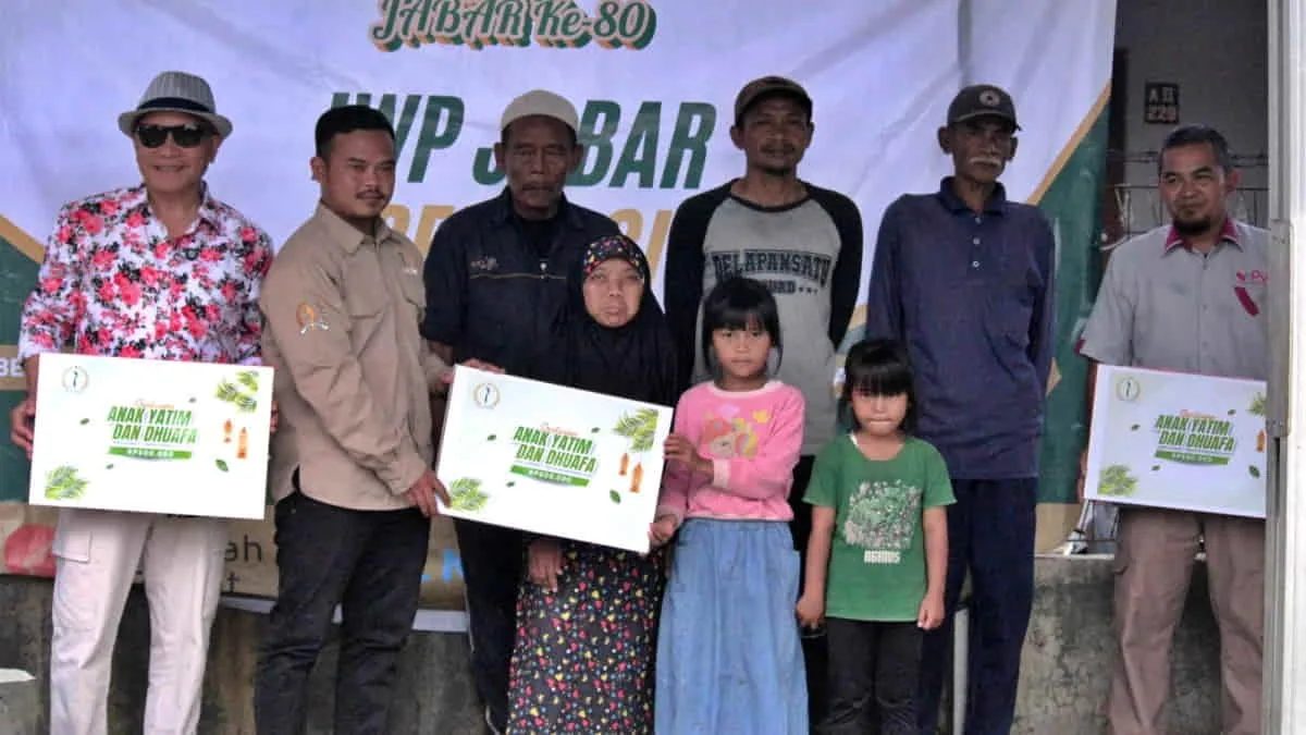 Kolaborasi antara DPRD Jawa Barat bersama IWP Jawa saat menggelar bakti sosial bersama Rumah Zakat Perwakilan Jawa Barat. Foto: dasep/trustjabar