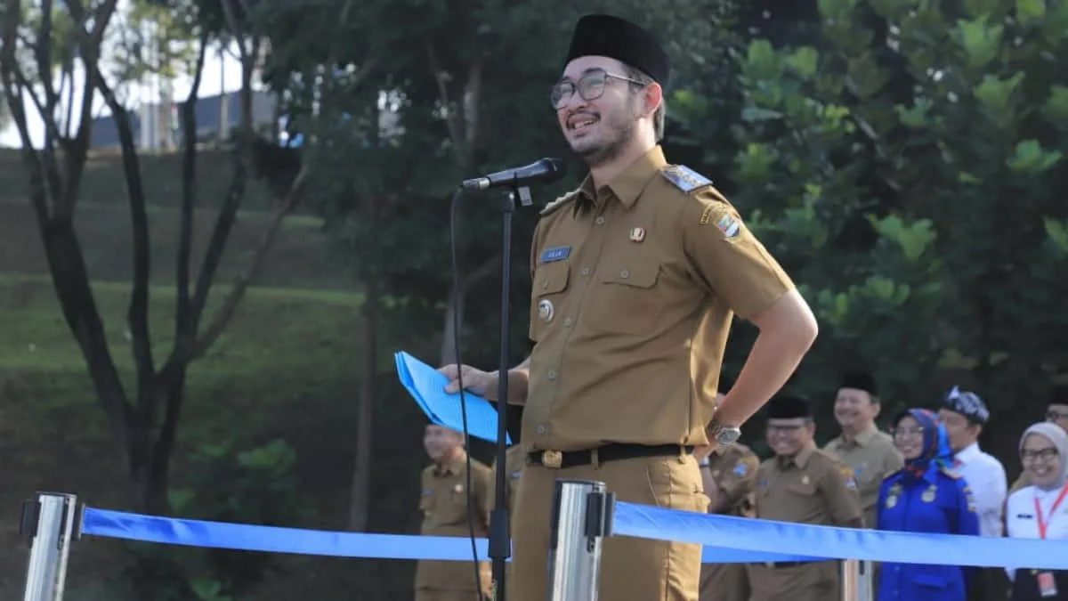 Bupati Bandung Barat, Jawa Barat, Jeje Ritchie Ismail saat memimpin apel gabungan ASN dan non-ASN di lingkungan Pemkab Bandung Barat. Dalam amanatnya, ia menegaskan mengenai tingkat kehadiran kerja pegawai. Foto: ist/
