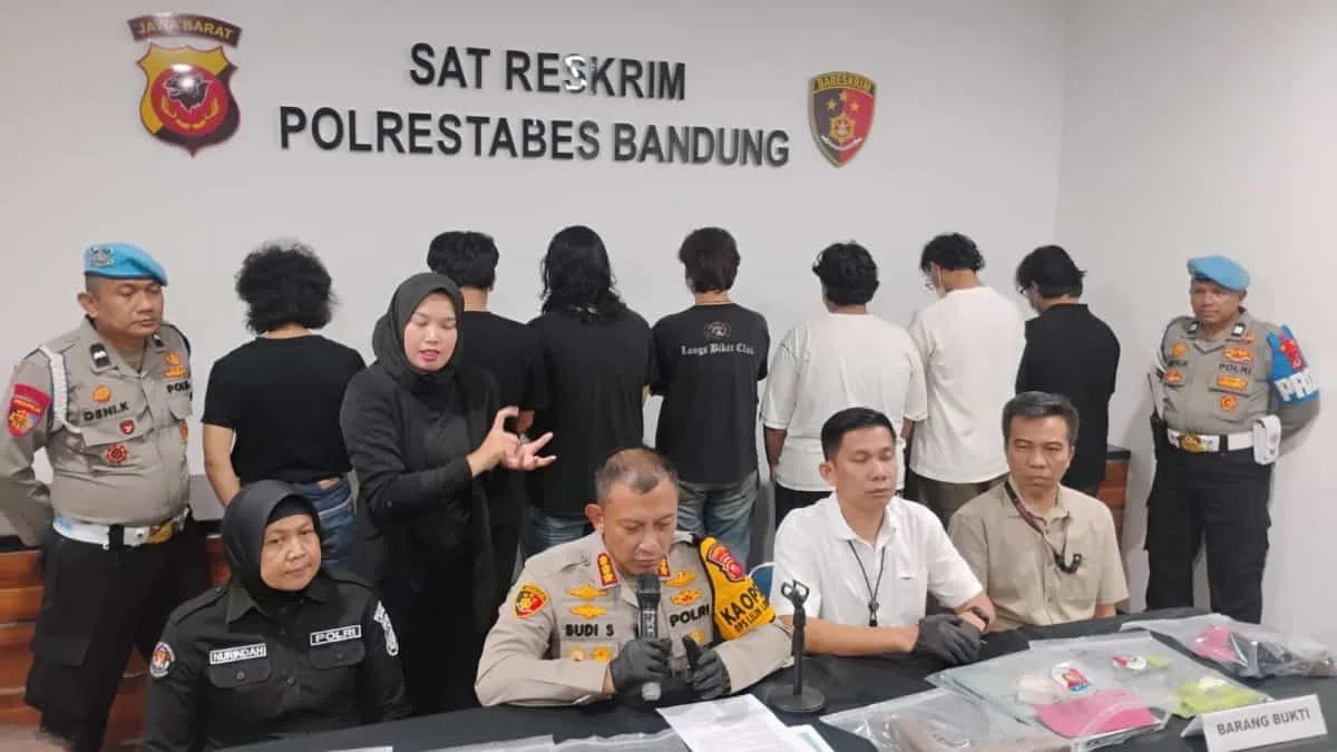 Dalam konferensi pers pada Rabu (24/12/20245), Polrestabes Bandung berhasil mengamankan 7 pelaku yang merupakan pemilik benda mencurigakan menyerupai bahan peledak bom di ITC Kosambi, Kota Bandung, Jawa Barat. Foto: Vil/trustjabar