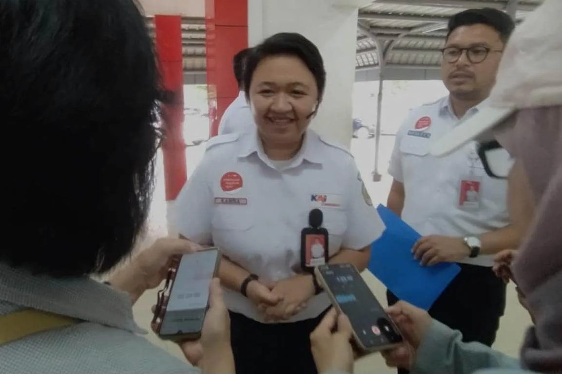 VP Corporate Secretary KAI Commuter, Karina Amanda  saat memberi keterangan persiapan dan proyeksi libur Nataru 2026, di Stasiun KA Bandung, Senin (29/12). (Foto: Imn)
