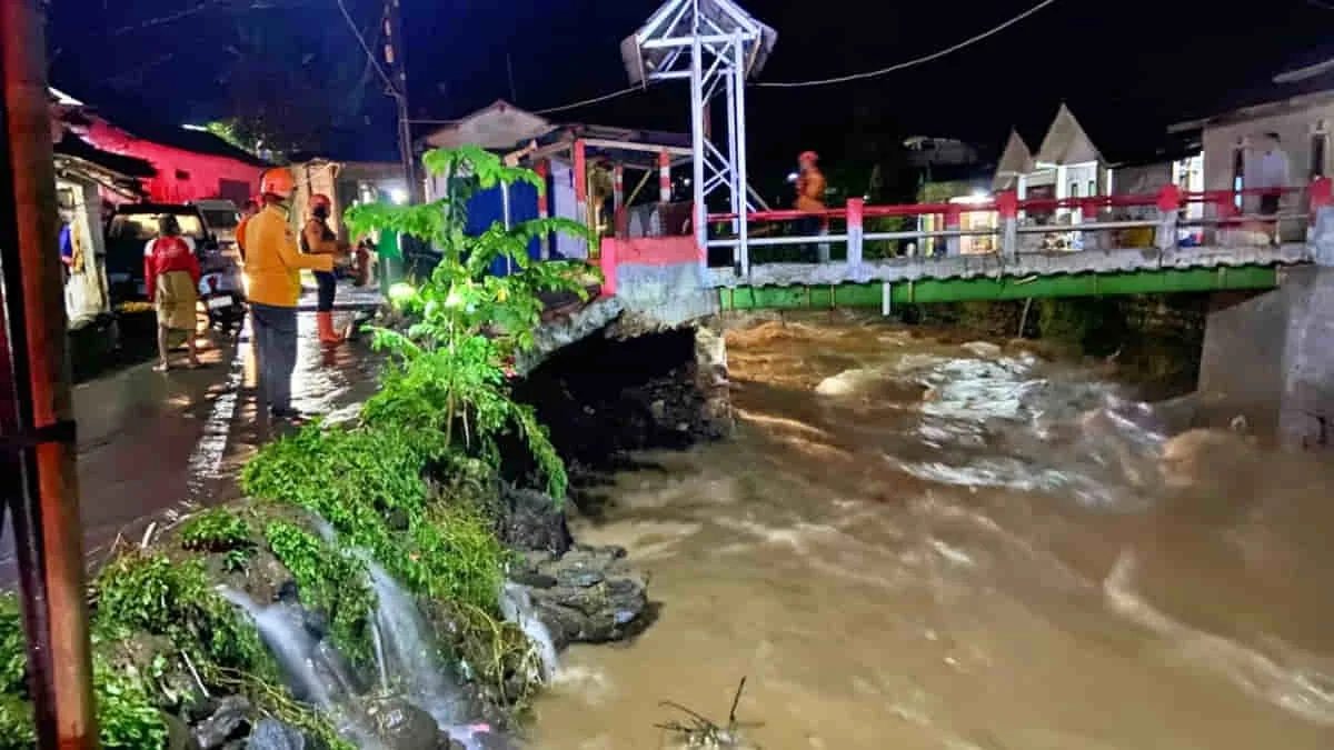 BPBD Kabupaten Bogor, Jawa Barat, menurunkan tim reaksi cepat setelah banjir pada Sabtu (18/4/2026). Bencana hidrometeorologi cuaca ekstrem di Indonesia, BNPB mengimbau warga melakukan evakuasi. Foto: ist/BPBD Bogor