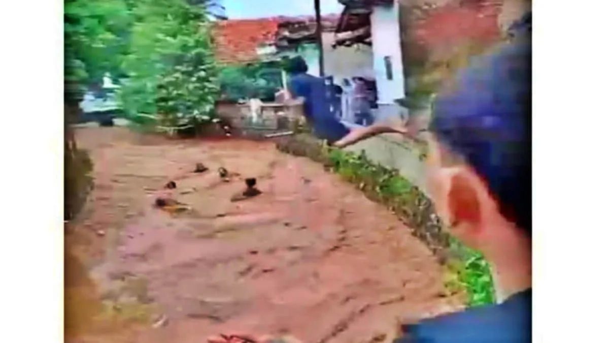 Tangkapan layar video aksi heroik warga saat menolong korban yang hanyut terbawa arus aliran Sungai Cibanjaran, Kabupaten Bandung, Rabu (15/4/2026). Foto: istimewa/