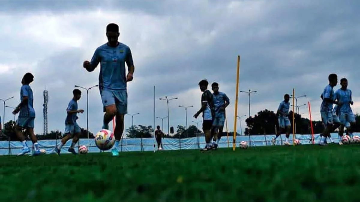 Para punggawa Persib Bandung saat melakukan sesi latihan jelang laga menghadapi Persebaya Surabaya pekan ini. Pelatih Persib Bandung Bojan Hodak membenarkan jika kesehatan anak asuhnya menurun jelang laga menghadapi Persebaya yang dijadwalkan bakal berlaga di Stadion GBLA, Kota Bandung, Jawa Barat, pada Jumat (12/9/2025). Namun, Bojan optimistis kondisi kesehatan para pemainnya itu terus membaik jelang kick off laga. Foto: Asep Awal/trustjabar