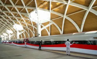 Bendera Merah Putih 208 Meter Berkibar Sepanjang Kereta Cepat Whoosh