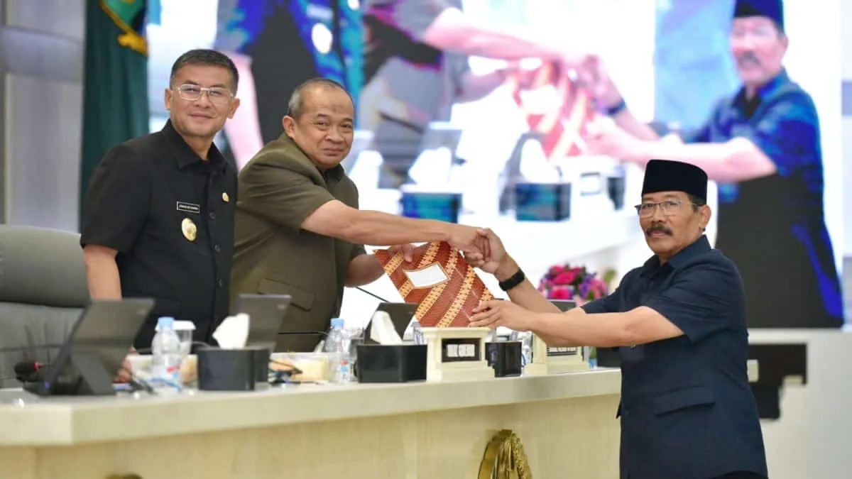 Wakil Gubernur Jawa Barat Erwan Setiawan (kiri) saat menghadiri rapat paripurna di DPRD Jawa Barat. Wagub Jawa Barat menilai, pentingnya pemajuan dan perlindungan budaya sebagai kekuatan identitas daerah. Foto: Diskominfo Pemprov Jabar/
