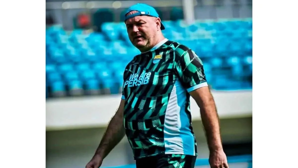Pelatih Persib Bandung Bojan Hodak mengajarkan para pemainnya tetap respek kepada tim lawan. Foto/ist/net
