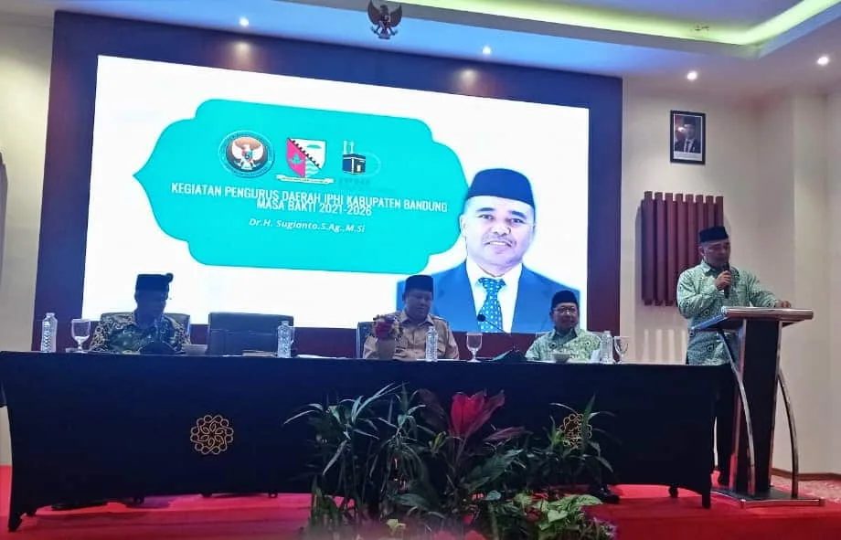 Ketua Pengurus Daerah Ikatan Persaudaraan Haji (PD IHPI) Kabupaten Bandung, Jawa Barat, H Sugianto (berdiri) saat memberikan sambutan dalam Rakerda PD IPHI Kabupaten Bandung di Soreang, Rabu (24/12/2025). Adanya pengurangan kuota haji Jawa Barat 2026, menjadi salah satu agenda pembahasan dalam Rakerda PD IPHI Kabupaten Bandung 2025. Foto: cep/trustjabar