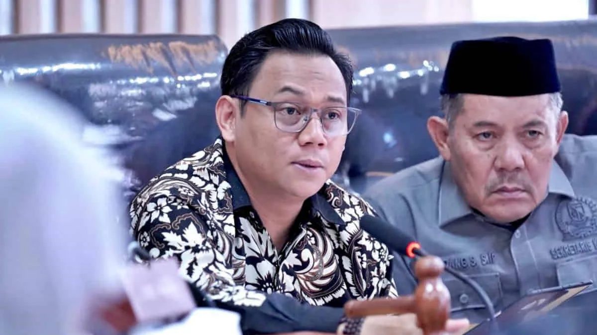 Wakil Ketua DPRD Kabupaten Bandung, M Hailuki (berkacamata) mengatakan jika kondisi Kabupaten Bandung, Jawa Barat, masuk ke dalam kategori darurat sampah. Foto: cep/trustjabar