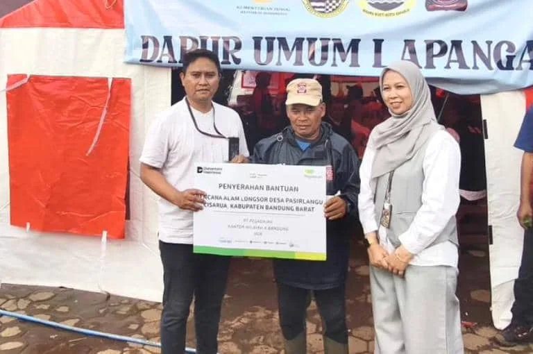 PT Pegadaian Kamwil Jawa Barat menyalurkan bantuan darurat korban longsor Desa Pasirlangu, Cisarua. (Foto: Ist)