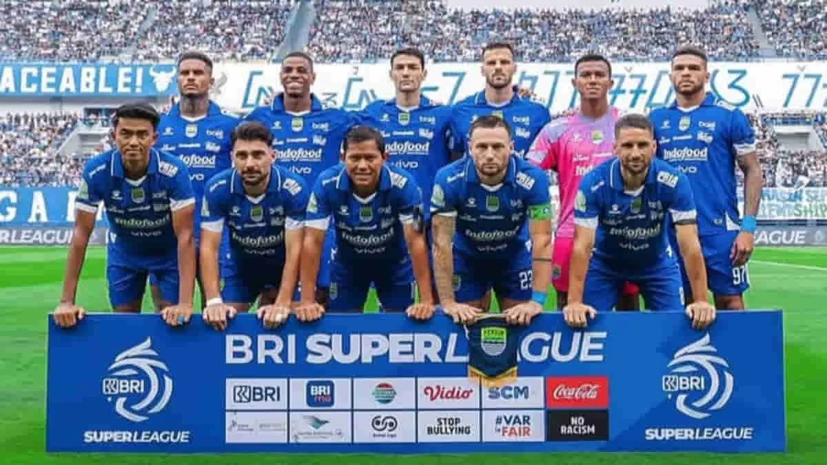 Pemain Persib Bandung saat berfoto bersama sebelum melakoni laga. Foto: ist/net