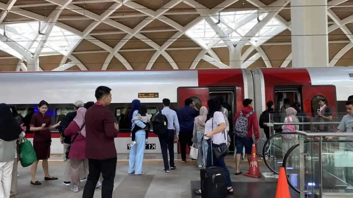 Perjalanan Kereta Cepat Whoosh relasi Bandung Summarecon-Halim, sempat terhenti akibat adanya benang layang-layang yang tersangkut pada jaringan OCS. Foto: ilustrasi/