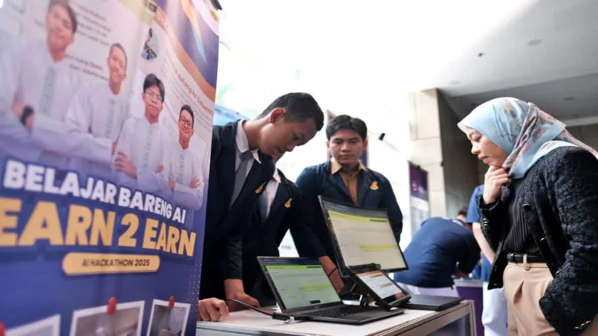 Peserta kompetisi AI Hackathon saat memeragakan inovasi aplikatif AI di dunia pendidikan. Menyikapi perkembangan teknologi saat ini, PJI dan AWS menggelar kompetisi AI Hackathon di Bandung, Jawa Barat. Foto: Ghani Rahmat/trustjabar