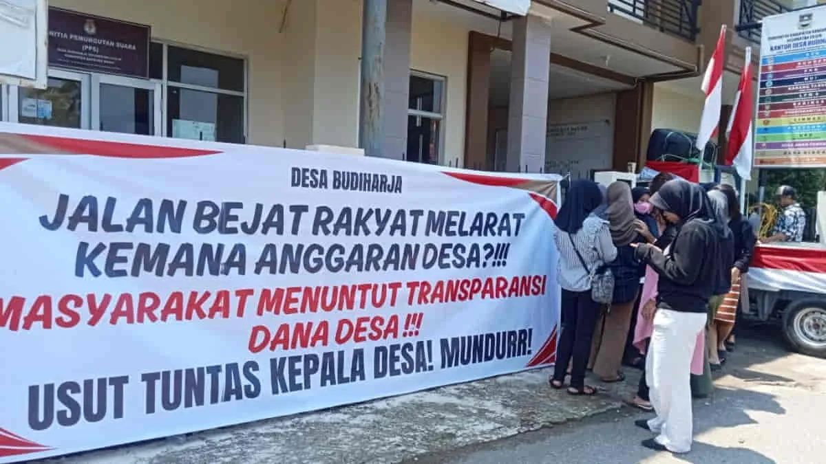 Warga Desa Budiharja Bandung Barat menggelar unjuk rasa menuntut transparansi pengelolaan anggaran. Warga mendesak kepala desa segera turun dari jabatannya. Foto: Asep Awal/trustjabar