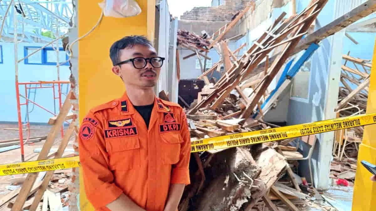 Petugas BPBD Kota Bandung, Krisna saat melakukan asesmen atap bangunan kelas 7D SMP 1 Pasundan Bandung, Jawa Barat, yang ambruk. Dalam insiden itu, sebanyak tujuh orang mengalami luka-luka. Foto: ecp/trustjabar