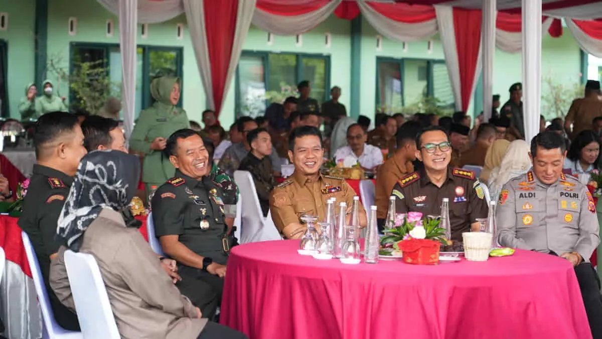 Unsur Forkopimda Kabupaten Bandung duduk bersama di meja yang sama saat menghadiri pisah sambut Dandim 0624 Kabupaten Bandung, Jawa Barat. Publik lantas menyoroti foto kebersamaan Kajari Kabupaten Bandung Donny Haryono Setiawan (kedua kanan) dan Bupati Bandung (tengah) di tengah penanganan kasus dugaan korupsi PT BDS. Foto: ist/Diskominfo Kabupaten Bandung
