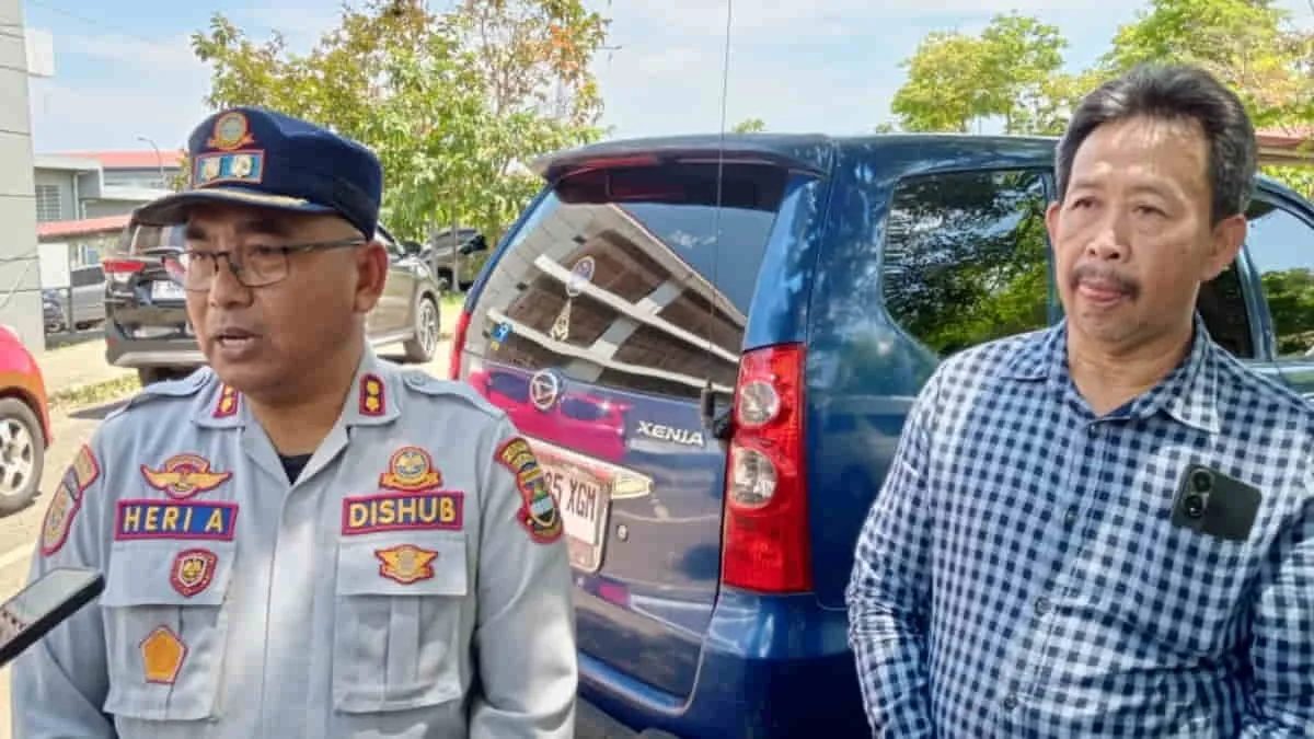 Kabid Teknik Prasarana Dishub Kabupaten Bandung Barat, Jawa Barat, Heri Arifin akan memberikan sanksi kepada pengendara yang nekat parkir sembarangan di lingkungan perkantoran Pemkab Bandung Barat. Foto: Adi/trustjabar