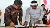 Gubernur Jawa Barat Dedi Mulyadi (kanan) saat menandatangani Penandatanganan Perubahan dan Pernyataan Kembali Perjanjian Kerja Sama Proyek Kerjasama Pemerintah dengan Badan Usaha (KPBU) TPPASR Legok Nangka. Foto: ist/