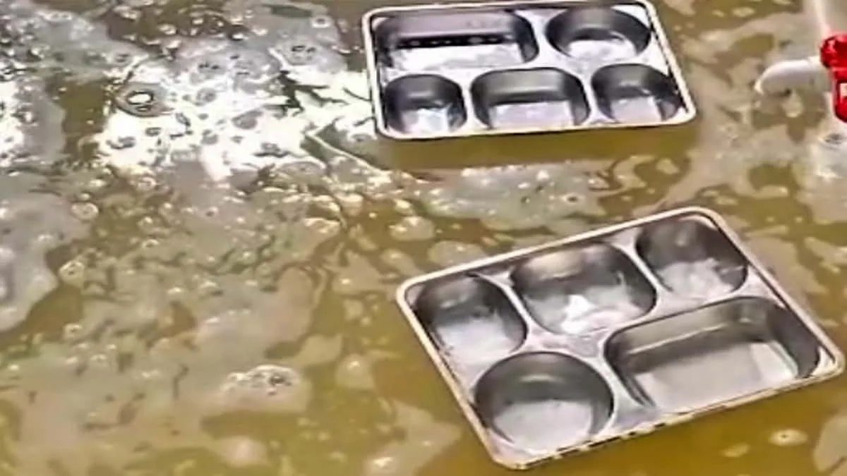 Tangkapan layar video proses pencucian di sebuah SPPG di Desa Citatah, Kecamatan Cipatat, Bandung Barat, Jawa Barat, yang tidak sesuai SOP. BGN akhirnya menutup sementara SPPG tersebut. Foto: ist/