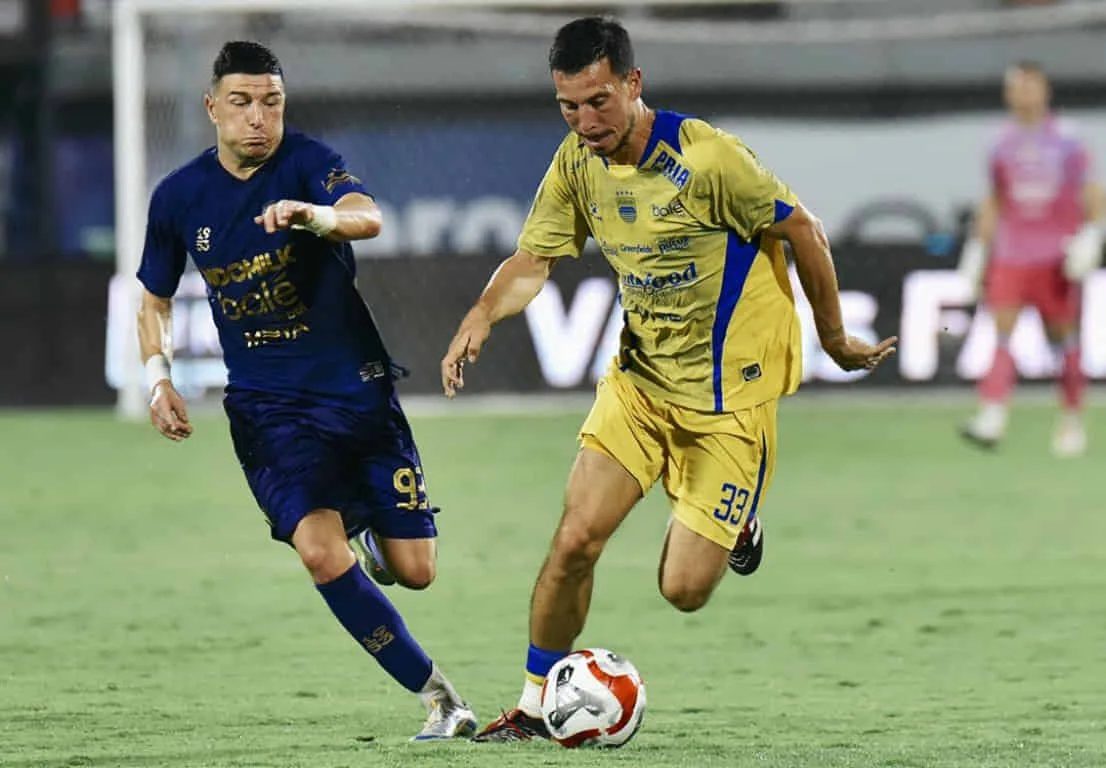 Persita Kalahkan Persib Bandung dengan Skor 2-1. Foto; @Persib