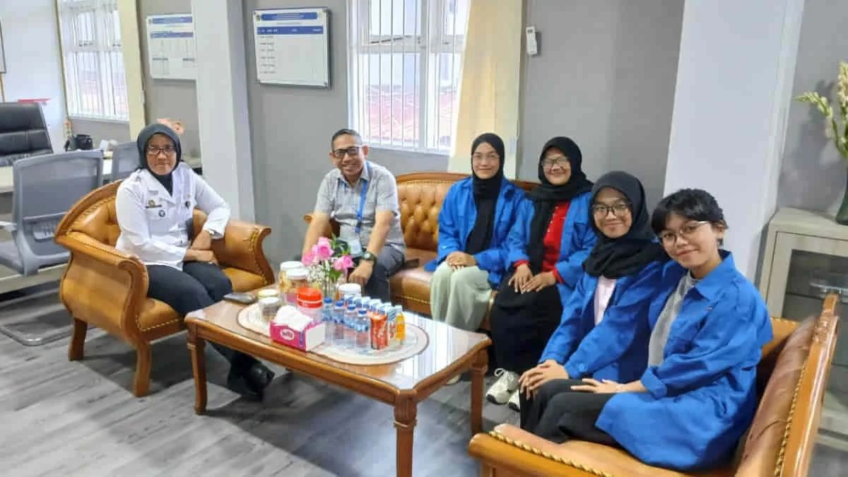 Kepala Lapas Perempuan Kelas II A Bandung, Gayatri Rachmi Rilowati dan keempat mahasiswa magang dari Stikom Bandung saat kedatangan Wakil Ketua I Stikom Bandung, Muhammad Farid, S.Sos, M.I.Kom. beberapa waktu lalu. (Foto: Istimewa)