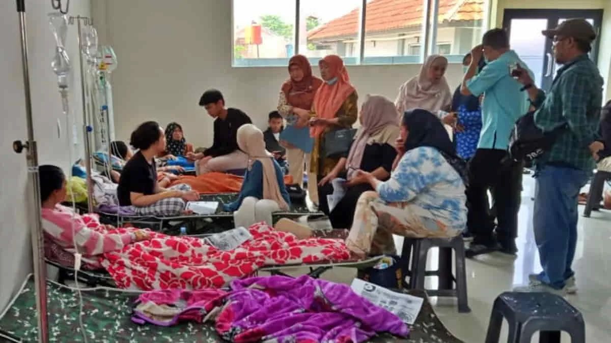 Pasien keracunan MBG saat menjalani perawatan medis di rumah sakit di Bandung Barat, Jawa Barat. Foto: dok.trustjabar/