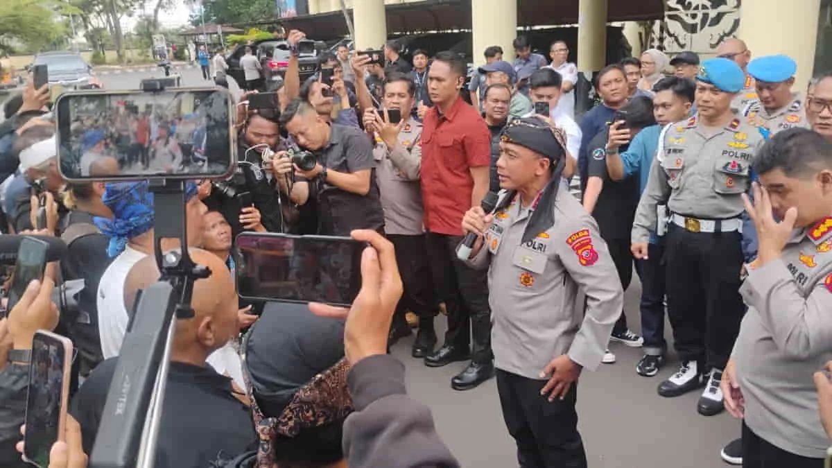 Kapolda Jabar, Irjen Rudi Setiawan (mengenakan iket kepala) mengungkapkan fakta terbaru terkait motif Adimas Firdaus alias Resbob mengunggah konten provokatif. Foto: Vil/trustjabar