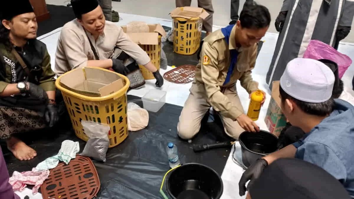 Santri di Pesantren Nurul Iman Kota Bandung, Jawa Barat, saat memperoleh edukasi tentang pengelolaan sampah yang digelar Coklat Kita. Foto: Dasep/trustjabar