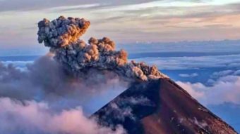 Jumat Malam, Gunung Semeru Kembali Erupsi Semburkan Awan Panas 4,5 KM dari Puncak