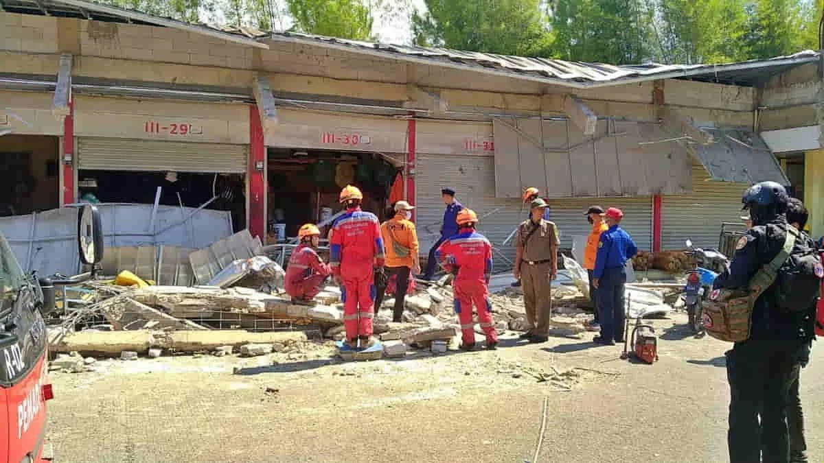 Petugas membersihkan puing-puing kanopi beton di Blok III Pasar Soreang, Kabupaten Bandung, Jawa Barat, yang ambruk. Akibat kejadian itu, 1 orang meninggal dan 3 orang mengalami luka-luka. Foto: cep/trustjabar