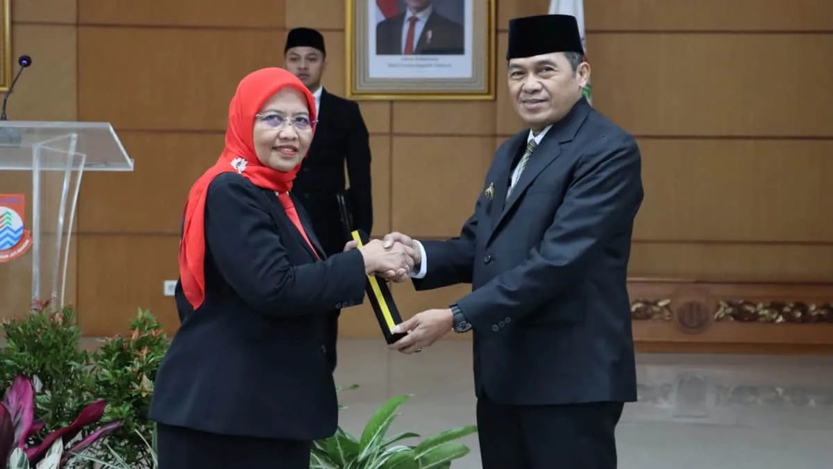 Maria Fitriana (kiri) resmi menjabat Sekda Kota Cimahi, Jawa Barat, berdasarkan hasil open bidding. Foto: ist/Humas Pemkot Cimahi