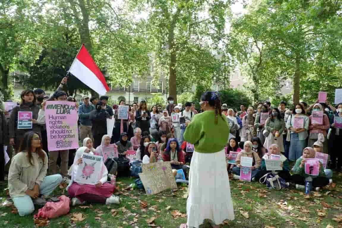 Para diaspora Indonesia di Inggris, Jumat (5/9/2025) berunjuk rasa, di pusat Kota London. (foto: Ist)