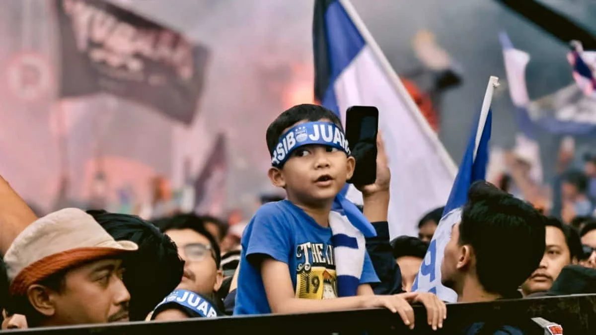 Untuk mengamankan laga Persib Bandung melawan Dewa United yang berlangsung di Stadion GBLA, Kota Bandung Jawa Barat, pada Jumat (21/11/2025) malam, petugas keamanan melakukan screening kepada Bobotoh. Foto: istimewa/