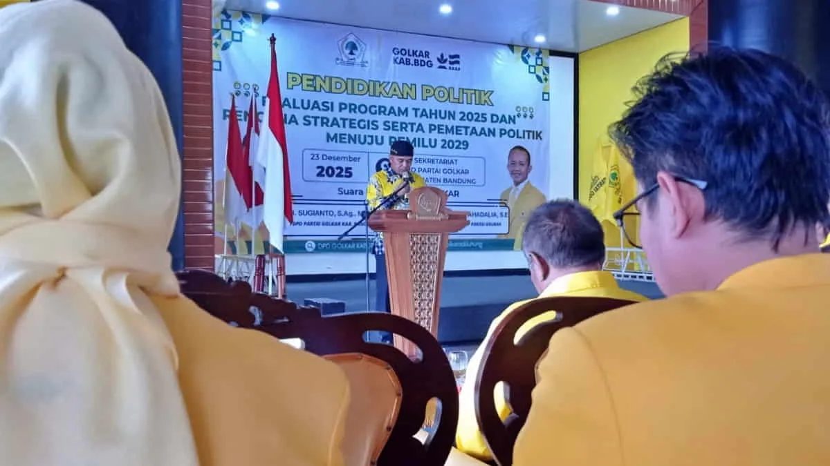 Ketua DPD Golkar Kabupaten Bandung, Jawa Barat, Sugianto (berdiri di podium) menginstruksikan agar para kader partai berlambang pohon beringin itu bisa selalu hadir di tengah masyarakat menampung berbagai aspirasi masyarakat. Foto: cep/trustjabar