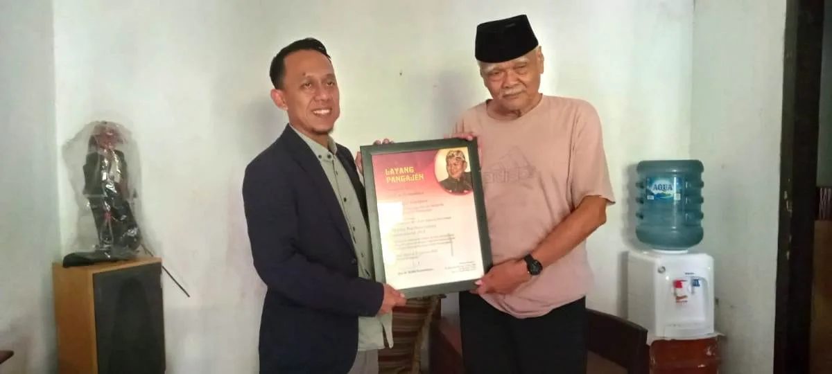 Pencipta Lagu "Karatagan" dan "Hymne Kabupaten Bandung Barat" H. Ase Rukmantara saat bertemu dengan Ketua Komisi I DPRD KBB Sandi Supyandi, Kamis (7/8/2025). (Foto: Adi H/ Trustjabar)