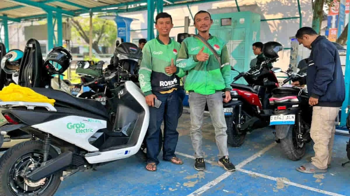 Para pengemudi ojol saat melakukan pengisian daya (charging) kendaraan listrik mereka di PLN UP 3 Majalaya, Kabupaten Bandung, Jawa Barat. Foto: istimewa/