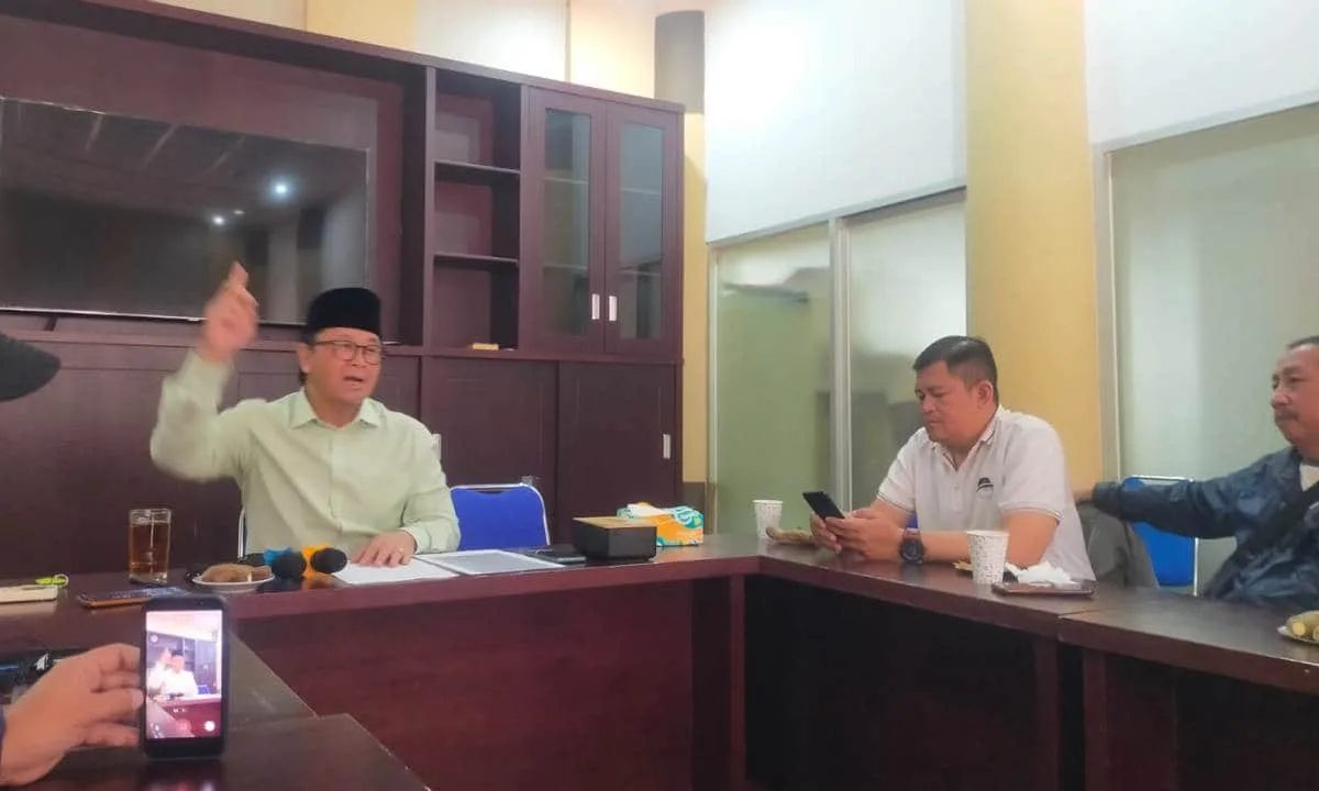 Ketua Nadzir Masjid Agung Raya Roedy Wiranatakusumah,SH., MH , MBA saat memberikan keterangan pers tentang status masjid Raya Bandung (MRB), Selasa (6/1/2025).