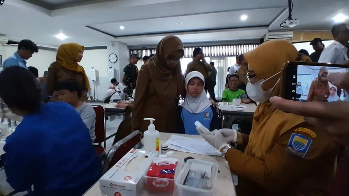 Wagub Jabar Erwan Setiawan memastikan Pemprov Jawa Barat akan memprioritaskan 8,6 juta siswa mengikuti CKG. Foto: Abbas/trustjabar