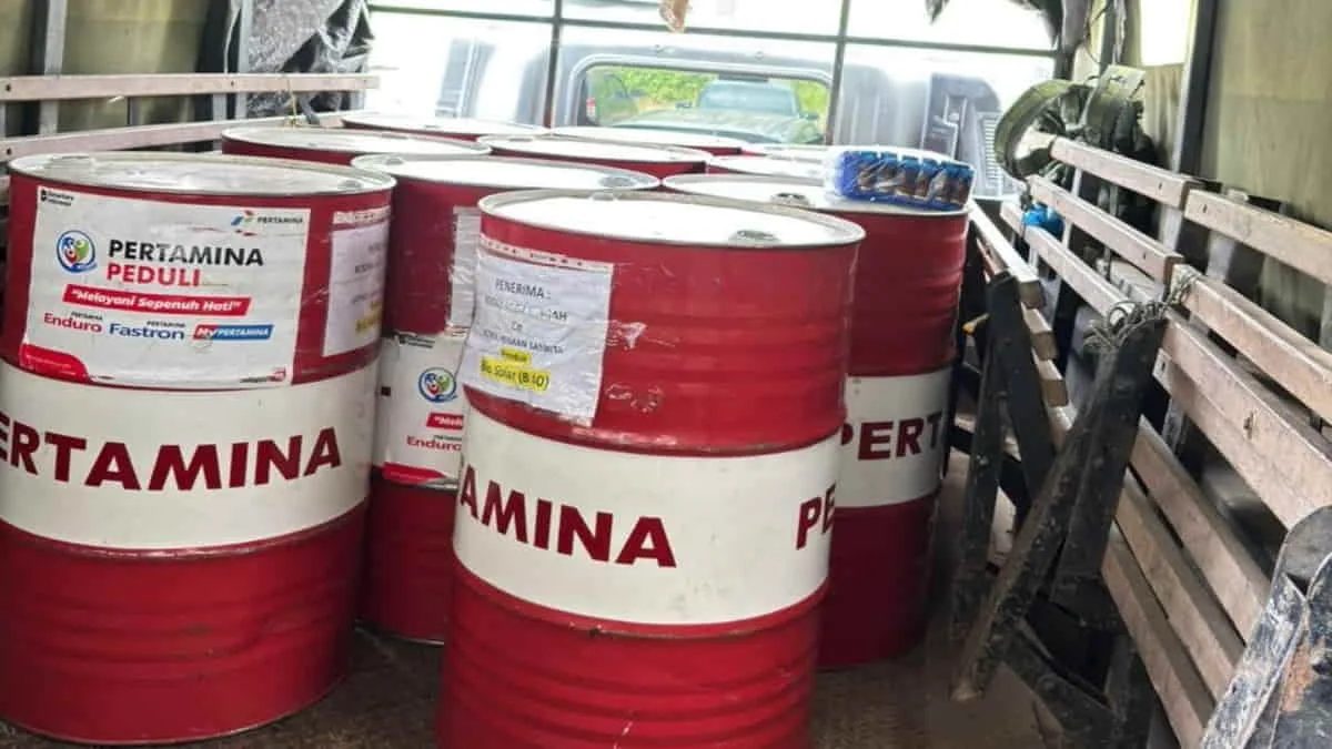 BBM jenis solar sebanyak 4 ton atau 20 drum tiba di Bandara Rembele, Kabupaten Bener Meriah, Aceh, pada Selasa (9/12/2025). Pertamina dan BRIN berkomitmen mengintensifkan upaya penanggulangan bencana di Sumatera dan Aceh. Foto: ist/Pustadinkom BNPB
