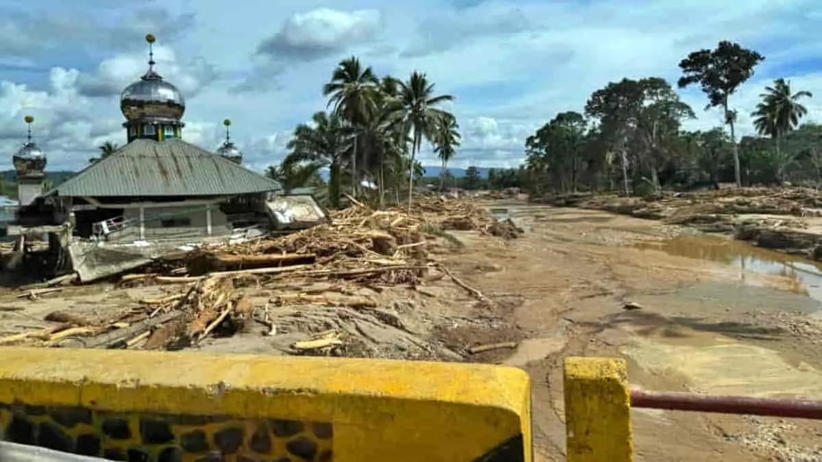 Dampak bencana banjir dan longsor yang terjadi di Sumatra pada November 2025. KLH menjatuhkan sanksi administrasi kepada 67 perusahaan yang diduga turut berkontribusi memicu bencana. Foto: ist/